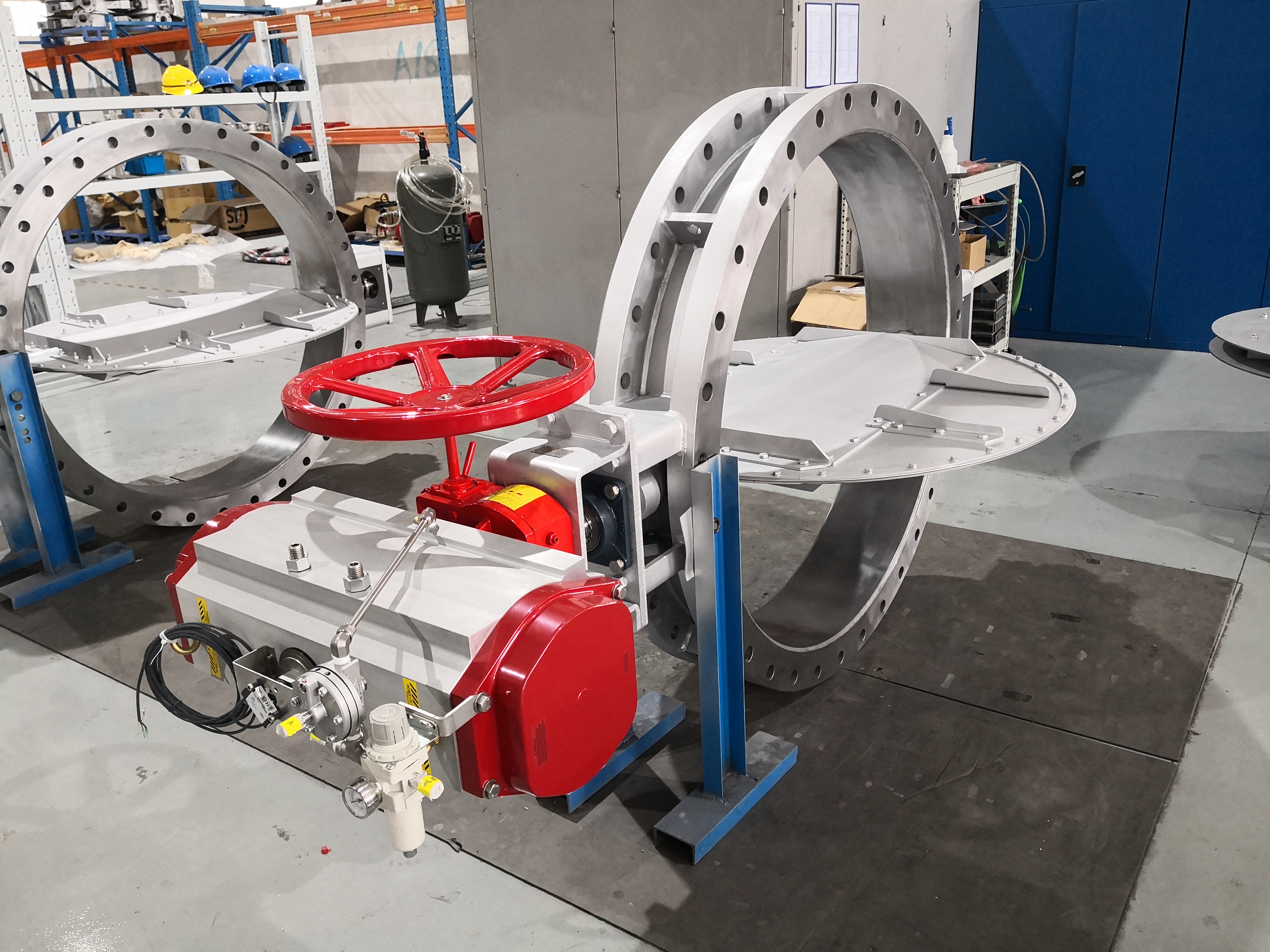 The stainless steel pneumatic round butterfly damper is being tested in the workshop equipped with a pneumatic actuator and is used to cut off high temperature flue gas in the waste incineration flue gas purification