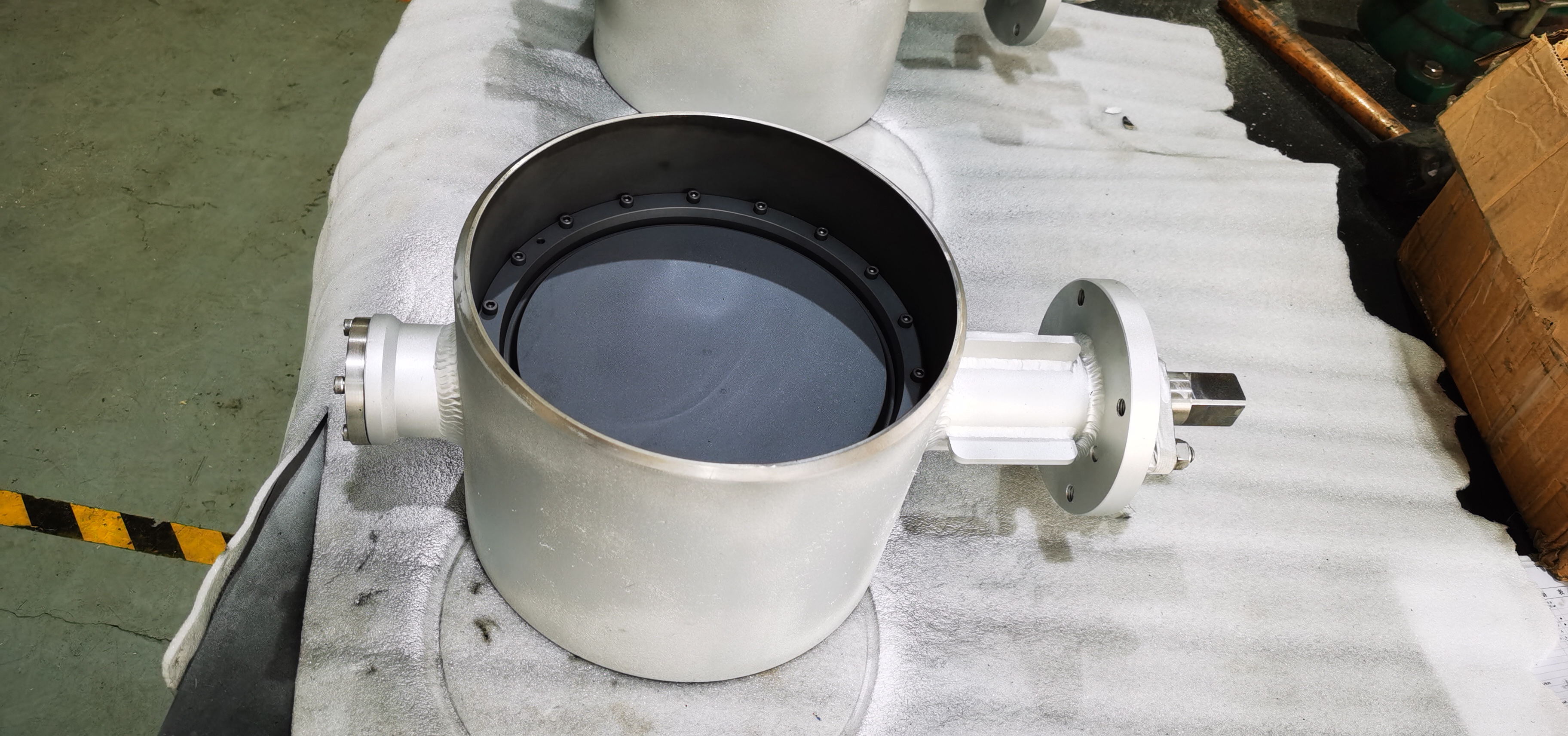 The pneumatic eccentric damper is used in workshop water tight leak tests has a high sealing grade and is suitable for regulating and isolating high temperature flue gas and exhaust