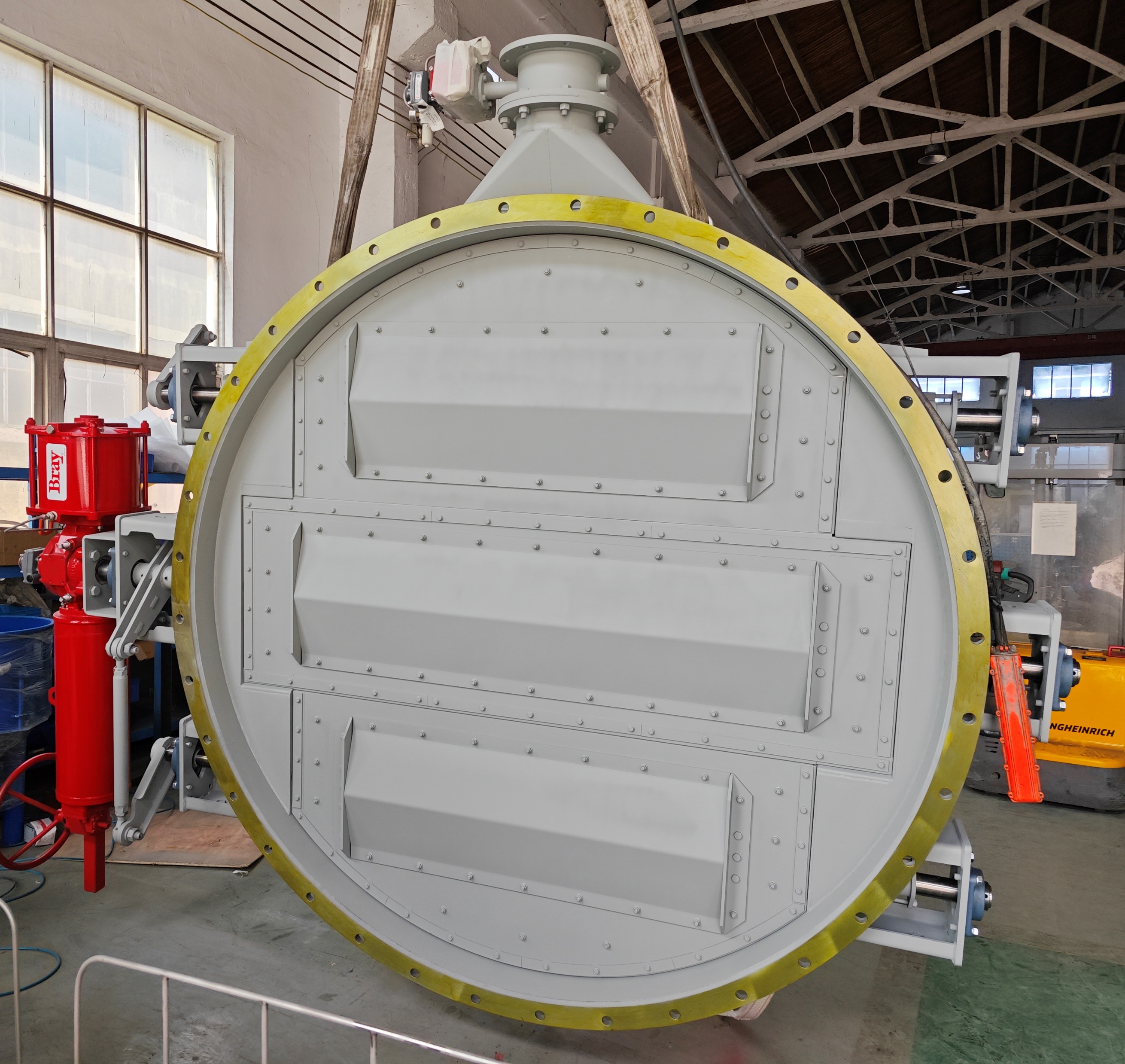 FORENSERVTEK completed a large sealed air industrial butterfly damper in the workshop equipped with a pneumatic actuator used for high temperature flue gas cut off in a biomass gasification project