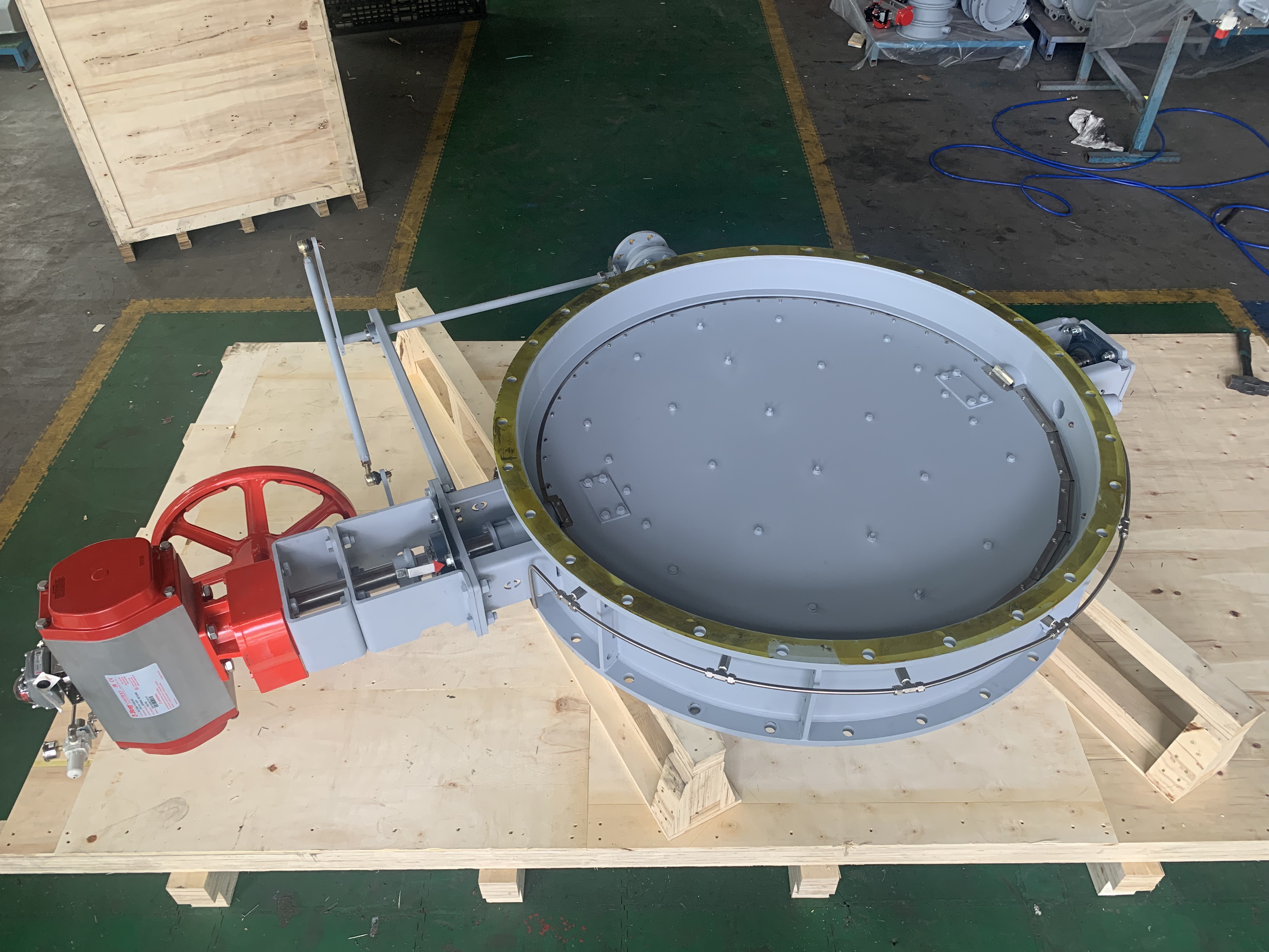 The round pneumatic air sealing isolation butterfly damper made in the workshop comes with a pneumatic actuator features a zero leakage seal and is perfect for ship exhaust cleaning systems