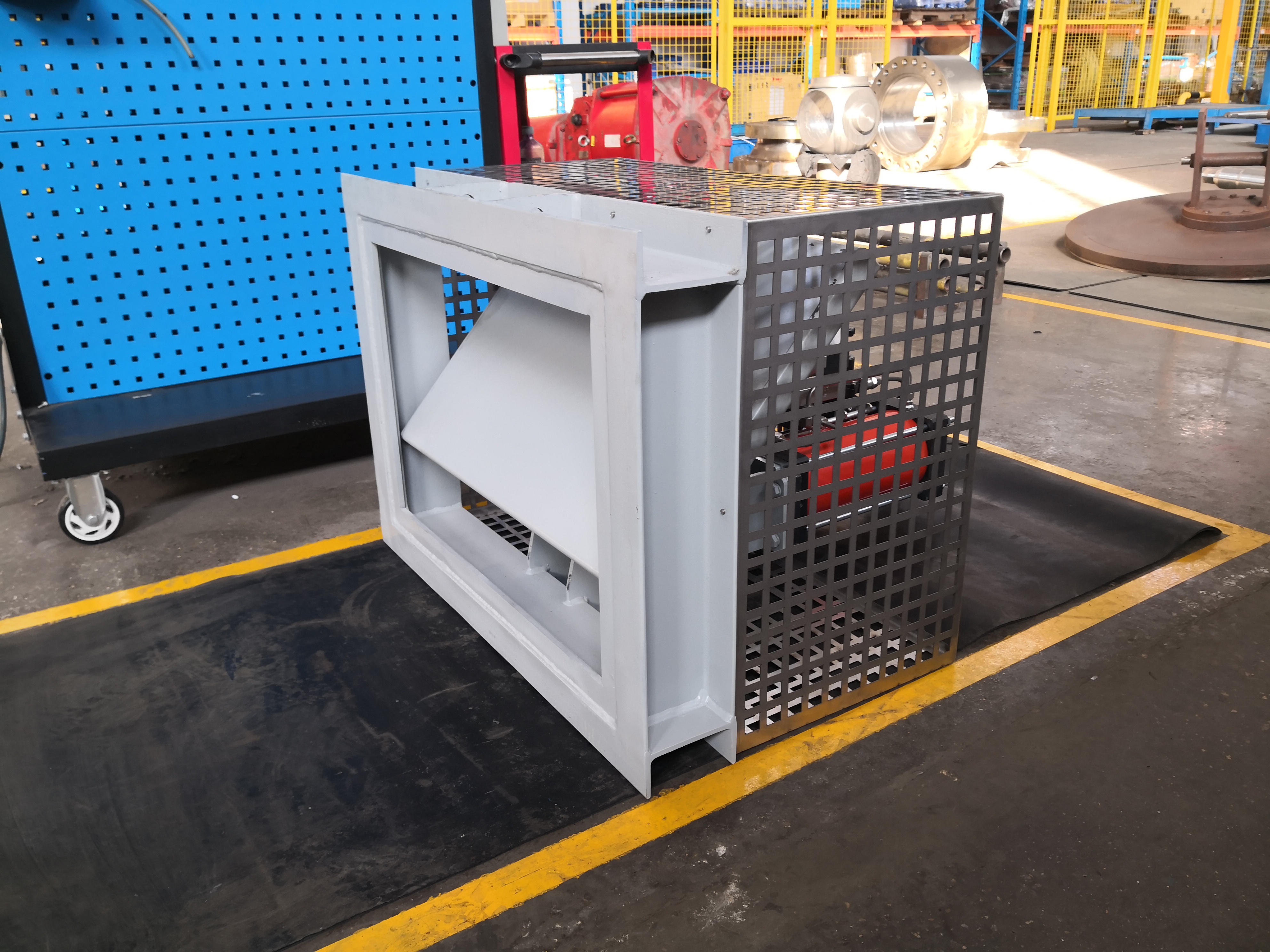 The workshop completed the quick opening damper with a pneumatic actuator and protective cover used for rapid opening in the heating furnace ventilation system