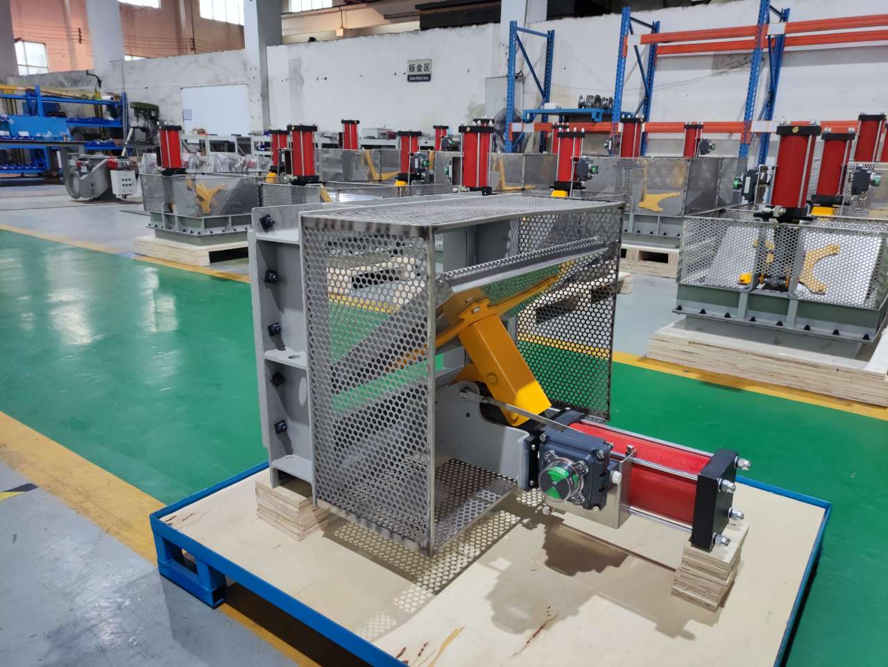 The workshop has completed the pneumatic quick opening damper equipped with a metal safety mesh and a linkage drive system along with a pneumatic actuator providing full protection for the heating furnace ventilation